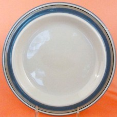 Arabia Finland Uhtua Dinner Plate 10 inches in diameter