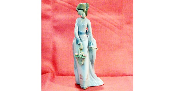 Lladro Basket of Love 07622 9.5