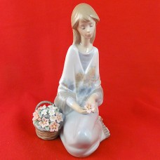 Lladro Flower Song 07607 7" tall